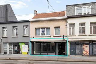 Commercieel pand met zichtbaarheid, ruimte en mogelijkheden!Kenmerken handelspand:Commerciële ruimte van 264 m² op het gelijkvloersLoopt volledig...