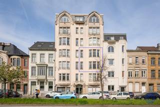 <p><span>Informatie Appartement</span></p><p><span>Ontdek dit unieke en karaktervolle duplexappartement in het hart van het bruisende Zurenborg  dé hotspot voor wie houdt van een levendige, stedelijke vibe met een creatieve en trendy uitstraling. Gelegen in een prachtig Art Deco-gebouw uit 1925 combineert dit appartement authentieke charme met hedendaags comfort.</span></p><p><span> </span></p><p><span>Via de stijlvolle inkomhal betreed je een lichtrijke leefruimte waar wonen en eten naadloos samenkomen. De grote raampartijen zorgen voor een overvloed aan natuurlijk licht en een groen, rustgevend uitzicht. Het aansluitende westgerichte terras is de ideale plek om na een drukke dag te ontspannen met een drankje in de avondzon. De volledig uitgeruste keuken biedt alle comfort en is praktisch verbonden met de eetruimte. </span></p><p><span> </span></p><p><span>Op de bovenverdieping vind je een ruime master bedroom met dressing, een tweede volwaardige slaapkamer en een moderne badkamer met inloopdouche. Met hoge plafonds, authentieke elementen en warme parketvloeren ademt dit appartement karakter. Extra troeven zijn de kelderberging, conforme elektriciteit en een gunstig EPC-label B. Gelegen op wandelafstand van de Dageraadplaats en Draakplaats, met hippe bars, koffiebars, restaurants en winkels om de hoek,  woon je hier midden in één van de meest gegeerde buurten van Antwerpen.</span></p><p><span> </span></p><p><span>Indeling</span></p><p><span> </span></p><p><span>Tweede verdieping</span></p><ul><li><span>Via de statige inkomhal op de tweede verdieping, voorzien van vestiaire, betreedt u dit unieke appartement. Dankzij de elegante stalen glazen deuren geniet de hal van een aangename natuurlijke lichtinval. De prachtige houten trap vormt meteen een stijlvolle eyecatcher en leidt u verder naar boven.</span></li><li><span>De bijzonder ruime leefruimte omvat een lichtrijke woonkamer en eetkamer met aansluitend een bureau – ideaal voor thuiswerk. De grote raampartijen aan de straatzijde zorgen voor een overvloed aan daglicht en bieden een rustgevend groen uitzicht.</span></li><li><span>Aansluitend bevindt zich een gezellig terras van ca. 7 m² met west oriëntatie, waar u in alle rust kunt genieten van de avondzon en het zicht op de omliggende tuinen.</span></li><li><span>De volledig geïnstalleerde keuken beschikt over alle comfort: een grote oven, inductie kookplaat met dampkap, ruime koelkast met aparte vriezer, vaatwasser en voldoende werkruimte. Het praktische doorgeefluik naar de eetkamer zorgt voor extra gebruiksgemak.</span></li><li><span>Verder vindt u op deze verdieping een zeer ruim apart gastentoilet met aansluitingen voor wasmachine en droogkast.</span></li></ul><p><span> </span></p><p><span>Derde verdieping</span></p><ul><li><span>De nachthal geeft toegang tot alle vertrekken en beschikt over een handige, volwaardige berging.</span></li><li><span>De royale master bedroom (ca. 19 m²) met aansluitende dressing ademt karakter dankzij de authentieke moulures en elegante bogen.</span></li><li><span>De stijlvolle badkamer (gerenoveerd in 2014) is uitgerust met een ruime inloopdouche met regendouche, een dubbel lavabomeubel en een toilet.</span></li><li><span>Daarnaast is er een tweede volwaardige slaapkamer van ca. 13 m².</span></li></ul><p><span> </span></p><p><span>Troeven</span></p><ul><li><span>Dit appartement combineert ruimte met authentieke charme: hoge plafonds (ca. 3 m), originele houten vloeren, sierlijke moulures, bogen en smeedijzeren elementen zorgen voor een unieke woonbeleving.</span></li><li><span>De leefruimtes zijn afgewerkt met een elegante eiken parketvloer.</span></li><li><span>Extra bergruimte vindt u in de zeer ruime, droge kelderberging inbegrepen in de prijs.</span></li></ul><p><span> </span></p><p><span>Algemene Informatie</span></p><ul><li><span>Maandelijkse kosten: 158 euro/maand (PRIVATIEF waterverbruik van het appartement, onderhoud en verbruik van de gemeenschappelijke delen, lift, syndicus, verzekering, enz.).</span></li><li><span>Reservekapitaal: 158 euro/maand.0</span></li><li><span>Individuele meters voor elektriciteit en gas.</span></li><li><span>Collectieve watermeter met tussenmeters.</span></li></ul><p><span> </span></p><ul><li><span>EPC: label B.</span></li><li><span>Elektrische keuring: conform AREI.</span></li><li><span>Asbestattest: in aanvraag.</span></li></ul><p><span> </span></p><p><span>Gebouw</span></p><ul><li><span>Dit prachtige gebouw uit 1925, ontworpen door architect Robert Soebert in pure Art Deco-stijl, straalt klasse en geschiedenis uit. De imposante gevel in witte natuursteen en de handgemaakte smeedijzeren details maken meteen indruk. Ook de gemeenschappelijke inkomhal is bijzonder stijlvol, met een indrukwekkende trap en marmeren accenten.Het gebouw omvat privatieve bergingen, een fotostudio op het gelijkvloers en appartementen op de bovenliggende verdiepingen.</span></li><li><span>Lift aanwezig vanaf de eerste verdieping.</span></li><li><span>Gemeenschappelijke fietsenberging.</span></li><li><span>Parlofoon aanwezig.</span></li></ul><p><span> </span></p><p><span>Ligging</span></p><ul><li><span>Gelegen in de hippe wijk Zurenborg, op wandelafstand van de Draakplaats en Dageraadplaats.</span></li><li><span>Tal van bars, restaurants, winkels en gezellige parkjes in de directe omgeving.</span></li><li><span>MOBISCORE: 9,5/10 een absolute topligging voor wie stedelijk en comfortabel wil wonen. </span></li></ul><p><span> </span></p><p><span>*De informatie in deze prospect is ter informatieve titel: de kandidaat-kopers moeten hun eigen zaak maken van het verkrijgen, controleren en interpreteren van deze informatie.</span></p>