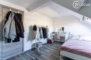 Op zoek naar een woning waar je zo kunt intrekken, met voldoende ruimte voor het hele gezin? Deze rijwoning van 120 m² combineert comfort,...