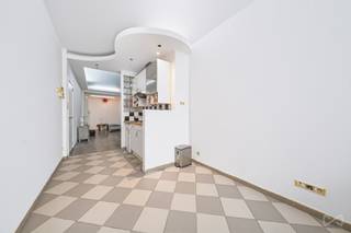 Bruxelles (quartier Dansaert / Sainte-Catherine) - We Invest a le plaisir de vous présenter ce superbe rez-de-chaussée commercial de +/- 43m², à proximité de toutes les commodités du centre-ville (transports, commerces, écoles, restaurants, ...). Le bien est actuellement aménagé en studio et est composé comme suit : un bel espace commercial bénéficiant d’une vitrine assurant visibilité et luminosité naturelle, une cuisine ouverte, une salle de douche et un WC. Ces différents espaces offrent une belle flexibilité d’aménagement selon vos besoins et ouvrent de nouvelles possibilités d’exploitation. Le commerce bénéficie également d'une cave en sous-sol. Petite copropriété avec de faibles charges communes. Obligation locative à respecter. Venez visiter sans plus tarder cet espace qui s'adaptera parfaitement à votre activité ! 02 217 22 91