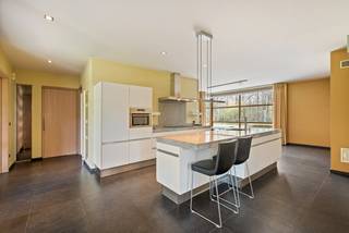 Prachtige moderne villa in landelijke en residentiële omgeving te Achel op perceel van 1.240 m² met mooi aangelegde tuin rondom. Gezellige,...
