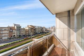 <p><strong>Blankenberge: Ruim appartement met zuidgericht terras te koop aan achterkant van de Zeedijk!</strong></p>

<p>Op de 3e verdieping van residentie &amp;quot;Mallorca&amp;quot; vinden we dit ruim appartement met 2 slaapkamers en zonneterras te koop! Deze is gelegen aan de achterkant van de Zeedijk, vlakbij o.a. openbaar vervoer, winkels, restaurants, natuurdomein &amp;quot;De Fonteintjes&amp;quot;, openbaar zwembad, Sea Life Centre,...</p>

<p><strong>Indeling: </strong>Inkomhal, woonkamer, zonneterras, keuken met aparte berging, 2 badkamers waarvan 1 met douche en 1 met ligbad, 2 slaapkamers, apart toilet en berging. + Private kelderberging.</p>

<p><strong>Troeven: </strong></p>

<ul><li>Rechstreekse doorgang naar de Zeedijk in het gebouw.</li><li>Elektriciteit conform.</li><li>EPC = 135 kWh/m².jaar (= B)</li></ul>

<p>Meer info? Contacteer Maarten op het nummer 050 42 58 98.</p>