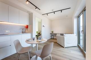 <span><strong>**Geschikt voor studenten** </strong>Welkom in de Director's Residence, gelegen nabij het historisch centrum en op een zucht van het station van Leuven. Onze moderne en bemeubelde (nieuwbouw) studio's en één-slaapkamer appartementen bieden u al het nodige comfort en rust, de residentie omvat 13 eenheden die allemaal bereikbaar zijn met de lift. Tevens is er op de begane grond een tuin en terras voorzien, waar tevens de fietsen veilig kunnen worden gestald. De units zijn voorzien van een volledig uitgeruste keuken met combi-oven, vaatwasser, wasmachine en koelkast (inclusief vriesvak) en de badkamer is voorzien met inloopdouche, wastafelmeubel en toilet. Bij de Director's Residence zijn we er trots op dat we onze huurders een comfortabele en zorgeloze woonervaring kunnen bieden. Daarom zijn al onze units volledig gemeubileerd, inclusief een comfortabel bed van 160 cm en op maat gemaakte kleerkasten. Beschikbaar vanaf 15 september 2026, dus aarzel niet om jouw plekje veilig te stellen. De huurprijzen starten vanaf € 1095, vaste kost van €100 voor verwarming. Internet inclusief. Elektriciteit via aparte meters. Een aanrader! EPC-label A. Contacteer ons voor reservaties of plaatsbezoeken. 016 22 82 22 - info@homies.be.</span>