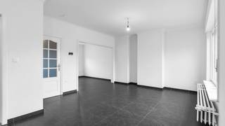 Bent u op zoek naar een totaal gerenoveerde en energiezuinige gezinswoning met een aangename buitenruimte en een uitstekende ligging? Dan is deze verzorgde woning in Paal-Beringen zeker een bezoek waard.<br /><br />De woning beschikt over een bewoonbare oppervlakte van ca. 146 m² en is gelegen op een perceel van 330 m². Ze biedt onder meer 3 ruime slaapkamers, een lichtrijke leefruimte, een praktische keukenberging, een zolder en kelder. Buiten geniet u van een volledig omheinde en zonnige tuin en een ruime carport voor 2 wagens.<br /><br /><strong>Indeling</strong><br />Op het gelijkvloers bevinden zich de inkomhal, een lichtrijke leefruimte, een volledig ingerichte keuken, een praktische berging aansluitend aan de keuken en een apart gastentoilet.<br /><br />Op de eerste verdieping bevinden zich de nachthal, 3 ruime slaapkamers, een badkamer met douche en een apart toilet.<br /><br />De woning beschikt daarnaast over een zolder en kelder, die zorgen voor extra bergruimte.<br /><br />Achteraan de woning bevindt zich een volledig omheinde en zonnige tuin, ideaal om te genieten van het buitenleven. De ruime carport biedt plaats aan 2 wagens en is bereikbaar via de achterliggende straat.<br /><br /><strong>Troeven</strong><br />Bewoonbare oppervlakte van ca. 146 m²<br />Perceeloppervlakte van 330 m²<br />3 ruime slaapkamers<br />EPC-label B<br />Instapklaar<br />Zolder en kelder<br />Elektrische installatie conform de regelgeving<br />Asbestveilige woning<br />Volledig omheinde en zonnige tuin<br />Ruime carport voor 2 wagens bereikbaar via achterliggende straat<br /><br /><strong>Ligging</strong><br />De woning is gelegen in Paal-Beringen, op een uitstekende locatie met een vlotte verbinding naar de E313. Scholen, winkels, horeca en openbaar vervoer bevinden zich op korte afstand.<br /><br />Ook recreatiemogelijkheden zijn vlakbij gelegen, met onder andere de Paalse Plas en Millennium Golf.<br /><br />Een verzorgde en energiezuinige gezinswoning met 3 slaapkamers, een ruime carport en zonnige tuin, gelegen op een gunstige locatie in Paal. Zeker een bezoek waard!<br /><br />Interesse? Neem gerust contact met ons op voor meer informatie of om een bezichtiging in te plannen.