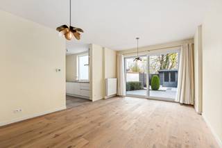 <p>Comfortabel appartement in het centrum van Sint-Gillis-Waas.</p>
<p>Dit appartement combineert een praktische indeling met een centrale ligging en een aangename buitenruimte. De lichtrijke woonkamer sluit mooi aan op de keuken en biedt een gezellige leefomgeving. Het ruime terras vormt een extra troef voor wie graag buiten geniet. Dankzij het EPC-label B woon je hier bovendien energiezuinig in een goed bereikbare omgeving nabij park, winkels en voorzieningen.</p>
<p>Belangrijkste ruimtes:<br />• Woonkamer (24 m²) met aangename lichtinval<br />• Keuken uitgerust met keramische kookplaat, oven, dampkap, koelkast, vaatwasser en spoelbak<br />• Slaapkamer<br />• Badkamer met inloopdouche en wastafel<br />• Apart toilet<br />• Berging met aansluiting voor wasmachine en droogkast<br />• Extra berging<br />• Terras (30 m²) met voldoende ruimte om buiten te ontspannen</p>
<p>Troeven:<br />• Centrale ligging in Sint-Gillis-Waas<br />• Ruim terras<br />• Energiezuinig appartement met EPC-label B</p>
<p> </p>
<p>Neem vandaag nog contact op met je ERA-makelaar voor een bezoek.</p>
<p>JOUW DROOMAPPARTEMENT. ZO GEVONDEN!</p>