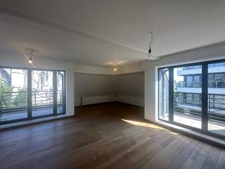 Ontdek het comfort van dit charmante duplex appartement met twee slaapkamers, gunstig gelegen nabij de Sint Petrus en Pauluskerk te Oostende. Gelegen op de 5e verdieping van een rustige residentie, biedt dit appartement een oase van rust in het hart van de stad. Bij het betreden van de woning word je verwelkomd door een ruime woonkamer, die uitnodigt tot gezellige avonden en ontspanning. Grote ramen laten natuurlijk licht binnenstromen en bieden een prachtig uitzicht op de omgeving. Vanuit de woonkamer leidt een deur naar een eerste balkon, waar je kunt genieten van de frisse zeelucht en het uitzicht op de levendige omgeving. De aparte keuken is volledig uitgerust met een dampkap, kookplaat, koelkast, diepvriezer en vaatwasser, waardoor koken een waar genot wordt. Een bijkomend voordeel is de toegang tot een tweede balkon vanuit de keuken, ideaal voor ontspannen ontbijten of genieten van een kopje koffie in de ochtendzon. Dit appartement beschikt over twee ruime slaapkamers, waarvan één perfect kan dienen als een rustgevende toevluchtsoord na een drukke dag. De badkamer is voorzien van een ligbad, douche, wastafel en biedt ook aansluitingen voor een wasmachine, waardoor alle gemakken van het moderne leven binnen handbereik zijn. Bovendien zijn er twee toiletten aanwezig, wat zorgt voor extra comfort en gebruiksgemak. Het appartement is onmiddellijk beschikbaar. De huurprijs bedraagt 895 euro, met een voorschot van 50 euro voor algemene kosten.. Mis deze kans niet om te wonen in dit prachtige duplex appartement in het hart van Oostende. Neem vandaag nog contact met ons op voor meer informatie of om een bezichtiging te regelen.
