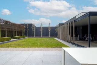 Deze ruime villa werd gebouwd in 1994 en werd steeds uitstekend onderhouden.De woning is fantastisch gelegen nabij het centrum van Merelbeke,...