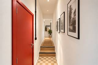 <p><b>Welcome to this excellently renovated apartment in the heart of Antwerp</b></p><p>This attractive 83m² apartment combines authentic charm with modern comfort. The property is located in a historic building with characteristic brick walls that you will find throughout the interior, which gives this home a unique and warm atmosphere.</p><p><b>Layout and rooms:</b> The apartment features two spacious bedrooms, each with large windows that let in plenty of natural light. The bedrooms are finished with warm woodwork and offer plenty of storage space thanks to the convenient built-in closets. The living room is an open, bright space with a pleasant layout, ideal for both relaxation and entertaiment.</p><p><b>Kitchen:</b> The modernized kitchen features a green kitchenette with all the necessary appliances, including a modern range hood. This spacious cooking element integrates perfectly into the open living space.</p><p><b>Bathroom:</b> The pleasant bathroom has been completely updated with a black shower enclosure, sink and modern fixtures. An angled radiator provides comfort and style.</p><p><b>Details:</b> The apartment features a practical hallway closet for additional storage space. The finish with parquet floors, stylish curtains and modern accessories make this property immediately employable and fully ready for occupancy.</p><p><b>Location:</b> Located in lively Antwerp, close to stores, restaurants and public transport. An ideal choice for those looking for a stylish and functional apartment in a vibrant area.</p>