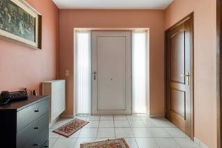 immo DAVID stelt voor: instapklare bungalow met ruime tuin, garages en vlotte bereikbaarheid.U wordt verwelkomd in een inkomhal met gastentoilet en...
