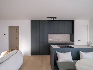 <p>Dit instapklare gelijkvloerse appartement maakt deel uit van de stijlvolle nieuwbouwresidentie Kaai 30, gelegen op een rustige en bijzonder centrale locatie aan de rand van Brugge. Vanuit de residentie geniet u van een aangenaam omgeving langs het water en bevindt u zich tegelijk op korte afstand van het historische stadscentrum.<br /><br />De ligging combineert het beste van twee werelden: rustig wonen, voldoende weg van de toeristische drukte, maar met alle voorzieningen binnen handbereik. Scholen, winkels en openbaar vervoer bevinden zich op wandelafstand. Ook de Grote Markt en ’t Zand zijn vlot bereikbaar. In de nabije omgeving vindt u bovendien meerdere supermarkten, diverse loop- en fietsroutes en een fitness en zwembad op minder dan 1 km van de residentie.<br /><br />Het appartement werd reeds volledig afgewerkt met kwalitatieve materialen en is volledig geschilderd, waardoor het onmiddellijk kan worden betrokken.<br /><br />De indeling omvat een ruime inkomhal met gastentoilet en wastafel, een aangename leefruimte met open keuken, uitgerust met alle hedendaags comfort, en een praktische technische berging. Vanuit de leefruimte heeft u rechtstreeks toegang tot het privatieve terras, dat aansluit op de mooi aangelegde, gemeenschappelijke binnentuin en een aangename plek vormt om tot rust te komen. Verder beschikt het appartement over een badkamer met inloopdouche en dubbele lavabo en twee volwaardige slaapkamers.<br /><br />Als bijkomende troef beschikt de residentie over een ondergrondse parkeergarage, te bereiken via een autolift. Bij het appartement dient een ondergrondse autostaanplaats te worden aangekocht, wat zorgt voor extra comfort en parkeergemak.<br /><br />Een uitstekende keuze voor wie op zoek is naar een kwalitatief, instapklaar appartement op een rustige en centrale locatie in Brugge.<br /><br />Voor verdere informatie of vrijblijvend bezoek contacteer Jana op 0498 10 98 98 of mail naar jana@immax.be.</p>