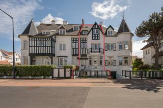 Gelegen in een van de mooiste lanen van Duinbergen, op wandelafstand van het strand, vinden we deze ruime en karaktervolle woning, een perfecte harmonie van sfeer, ruimte en toplocatie.<br />De woning biedt maar liefst vijf slaapkamers en vijf badkamers, verdeeld over royale leefruimtes met authentieke elementen en een warme, tijdloze uitstraling. Hoewel de woning opgefrist mag worden, ademt ze charme en potentieel ideaal als stijlvolle gezinswoning of als tweede verblijf aan zee.<br />Een bijzonder pluspunt is de aparte studio op het gelijkvloers, met eigen ingang, leefruimte, slaapkamer en badkamer, perfect voor gasten, familie of personeel.<br />Voor de woning is plaats voor twee wagens, wat een zeldzaam comfort is op deze gegeerde locatie.<br />Een unieke kans om een karaktervolle villa te verwerven op een absolute topligging in Duinbergen.