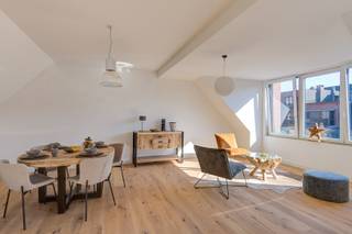 Dit prachtige penthouse met terras op het zuiden met bewoonbare oppervlakte van 100m² biedt een aangenaam stedelijk uitzicht op de omgeving van centrum Lier. Het appartement heeft 2 slaapkamers en is nieuwgebouwd in 2024. Het ligt op de tweede verdieping. <br />De open maatwerk keuken is volledig uitgerust met kookeiland en alle toestellen. De ruime woonkamer met hoge plafonds ( +/-40m²) is gevloerd met parket en de grote ramen zorgen voor veel lichtinval. Er is vloerverwarming. Het appartement beschikt over een badkamer met inloopdouche en enkele lavabo.<br />Er is een aparte garage beneden in het gebouw voor de fietsenstalling. Er is geen lift, dus ook geen gemeenschappelijke kosten. <br />Het energielabel B zorgt ervoor dat dit appartement energiezuinig is en dus lagere energiekosten met zich meebrengt.<br />Dit appartement is perfect gelegen in hartje Lier, dicht bij alle voorzieningen die de stad te bieden heeft. Met een perfecte mix van comfort, ruimte en toplocatie, is dit appartement een geweldige keuze voor iedereen die centraal wil wonen in LIER.<br />Er kan gekocht worden onder registratierechten.