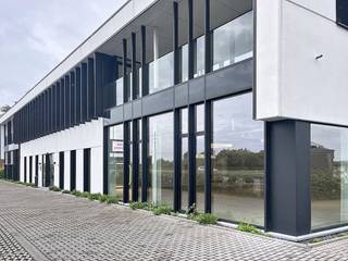 Ce bureau/showroom neuf et haut de gamme à louer est idéalement situé le long du Westerring (N60) avec une connexion immédiate à l'E17 et, grâce à...
