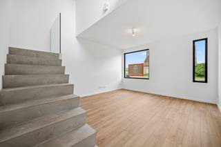 <p>Gelegen in de Eendebroekstraat biedt deze woning een ideale combinatie van rust en bereikbaarheid. In de nabije omgeving vindt u winkels, scholen en belangrijke invalswegen, waardoor u geniet van optimaal wooncomfort.<br /><br />Deze hedendaagse nieuwbouwwoning wordt gekenmerkt door een doordachte indeling, veel natuurlijke lichtinvallen en een hoogwaardige afwerking. <br />De woning werd recent volledig geschilderd en is instapklaar.<br /><br />U betreedt de woning via een zij-ingang. Eenmaal binnen bevindt zich aan de linkerzijde de ruime, moderne open keuken, die geniet van een aangenaam uitzicht op de tuin. Aan de rechterzijde bevindt zich de lichtrijke leefruimte, die samen met de keuken het hart van de woning vormt.<br /><br />Op de verdieping bevinden zich drie volwaardige slaapkamers en een stijlvolle badkamer met inloopdouche. <br />Buiten geniet u van een onderhoudsvriendelijke tuin met terras.<br /><br />Troeven:<br />• Veel natuurlijke lichtinval<br />• Pas geschilderd en instapklaar<br />• Ruime, moderne keuken<br />• 3 slaapkamers<br />• Badkamer met inloopdouche<br />• Zonnepanelen voor energiezuinig wonen<br />• Laadpaal voor elektrische wagen<br />• Rustige ligging met goede bereikbaarheid<br /><br /></p>
<p>"Bij de aankoop betaalt u 12% registratierechten op de grondwaarden en 21% btw op de constructiewaarde".</p>
<p><br /><br />Interesse? Aarzel niet en contacteer BVM Vastgoed op 016 23 21 45 of via info@bvm-vastgoed.be.</p>