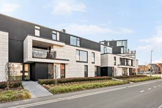 Op een uitstekende locatie in Hasselt bevindt zich dit penthouse waar comfort en stijlvol wonen centraal staan. De ligging is een sterke troef: vlak bij het centrum van Hasselt en met een vlotte verbinding naar de belangrijkste invalswegen. <br />Dit appartement werd afgewerkt met kwalitatieve materialen en met oog voor detail, en biedt alles wat je nodig hebt voor aangenaam te wonen.<br /><br />Via de privélift kom je rechtstreeks binnen in het penthouse, waar een lichtrijke leefruimte met open indeling je verwelkomt. De gashaard vormt een gezellige blikvanger en zorgt voor een natuurlijke verbinding tussen de leefruimte, eetplaats en keuken.<br />De keuken is uitgerust met kwalitatieve toestellen, waaronder een wijnfrigo, AEG vaatwasser, oven en microgolfoven — ideaal voor wie graag kookt en geniet.<br />Het penthouse beschikt verder over twee ruime slaapkamers en een moderne badkamer met ligbad en inloopdouche, afgewerkt met duurzame materialen.<br />Dankzij vloerverwarming en airconditioning in alle ruimtes is het binnenklimaat het hele jaar door aangenaam. <br />Buiten is er een ruim, zuidwestgericht terras waar je volop van de zon kan genieten.<br />Een ruime ondergrondse parkeerplaats kan mee worden aangekocht, een kelderberging is inbegrepen.<br /><br />Buitengewone kenmerken:<br />- Optimale bereikbaarheid<br />- EPC A<br />- Goede oriëntatie<br />- Groot terras<br />- Verkoop onder 2% voor rechthebbende ivp 21% btw op nieuwbouw<br />- Kwalitatieve afwerking<br />- Airco, vloerverwarming