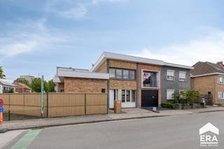 [[ DIT PAND NEEMT DEEL AAN DE ERA OPEN HUIZEN DAG OP 13/6 VAN 13:00 TOT 14:00 ]] 
<p>Gelegen in het gegeerde Sint-Michiels Brugge bevindt zich deze ruime gezinswoning met een praktische indeling en tal van mogelijkheden. Dankzij de centrale ligging, vlakbij scholen, winkels, openbaar vervoer en belangrijke invalswegen, geniet u hier van een vlotte bereikbaarheid gecombineerd met aangenaam wooncomfort.</p><p>De woning werd grondig gerenoveerd in 2015 en kreeg in 2024 bovendien een nieuw dak en zonnepanelen, wat bijdraagt aan het hedendaags wooncomfort en een betere energiezuinigheid.</p><p>Via de inkomhal betreedt u de lichtrijke leefruimte, waar grote raampartijen zorgen voor een aangename en open sfeer. Aansluitend bevindt zich de ruime keuken met eetplaats, een ideale plek voor het dagelijkse gezinsleven. Op het gelijkvloers vindt u verder nog een badkamer met gastentoilet, een praktische berging, een ruime wasplaats en een inpandige garage.</p><p>De verdieping omvat drie ruime slaapkamers en een verzorgde badkamer uitgerust met een ligbad, douche en dubbele wastafel.</p><p>Ook buiten beschikt deze woning over heel wat troeven. Het ruime terras en de aangename tuin vormen de perfecte plek om tot rust te komen of gezellig buiten te genieten. Daarnaast zorgen de extra binnentuin, het tuinhuis en de ingegraven zandbak voor bijkomende praktische en familiale meerwaarde.</p><p>Met een EPC-score C, de recente vernieuwingen en de aanwezigheid van zonnepanelen vormt deze woning een interessante combinatie van ruimte, comfort en energiezuinigheid. Een ideale gezinswoning op een uitstekende ligging in Brugge.</p>
