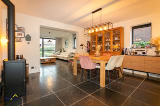 Instapklare gezinswoning op toplocatie in Opwijk!Deze prachtige, volledig vernieuwde gezinswoning in Opwijk biedt het beste van twee werelden: een...