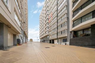 Op de vijfde verdieping van residentie Auteuil in hartje Oostende vindt u deze studio met veel potentieel. Dankzij de centrale ligging bent u op wandelafstand van winkels, restaurants, het openbaar vervoer én natuurlijk de prachtige zeedijk. De studio biedt een lateraal zeezicht, waardoor u dagelijks kan genieten van een glimp van de Noordzee. Hoewel de studio renovatie vraagt, is dit de perfecte kans om uw eigen stempel te drukken en een moderne, praktische woonruimte te creëren volgens uw smaak. Daarnaast beschikt de studio over een privatieve kelderberging, ideaal voor strandgerief of extra opslagruimte.
