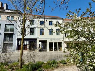 2-slaapkamerappartement aan de Grote Markt te Tienen, met onder andere een bewoonbare oppervlakte van 80 m², twee slaapkamers (één grote en...