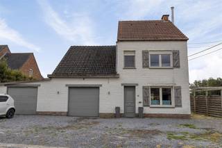 <p>Welkom in deze charmante woning te Herselt, waar comfort en stijl samenkomen in een zeer groene omgeving. Dit huis biedt een ruime leefruimte met een warme en uitnodigende sfeer. De ruime keuken, voorzien van veel werkblad en kastruimte, is een droom voor elke kookliefhebber.</p><p>Geniet van de rust in de lichte en open woonkamer, perfect voor gezinsontspanning of het ontvangen van gasten. De grote raampartijen laten volop natuurlijk licht binnen, waardoor de ruimte altijd helder en vrolijk aanvoelt.</p><p>Deze woning telt 2 badkamers waarvan 1 voorzien met een ligbad op het gelijkvloers met een groot en zeer gerieflijk lavabomeubel. Naast de badkamer op het gelijkvloers kunt u het eerste van twee toiletten terugvinden.</p><p>De stijlvolle tweede badkamer op de 1ste verdieping is uitgerust met dubbele wastafels, toilet en een comfortabele inloopdouche, ideaal voor uw dagelijkse routine. Het huis beschikt ook over een handige wasruimte (ook uitgerust met douche) die veel extra opbergruimte biedt.</p><p>Buiten vindt u een ruim terras met indien u dit wenst een prachtig uitzicht op de groene omgeving, een ideale plek voor buitenmaaltijden of om eenvoudigweg te ontspannen. De indeling van de op te frissen tuin laat veel vrijheid voor persoonlijke invulling, of het nu gaat om tuinieren of het creëren van een speelruimte (zwembad, schommel, trampoline) voor kinderen.</p><p>Met parkeergelegenheid voor 5 wagens voor de deur, biedt dit huis u alle mogelijkheden privé als gecombineerd met een zelfstandige zaak. De ligging, de oriëntatie, het uitzicht, de binnen en buiten ruimte en het natuurlijk licht zijn maar enkele van de vele troeven die deze woning u te bieden heeft.</p><p>Wacht dus niet te lang en kom en ontdek het enorme potentieel van deze unieke woning in Herselt.</p><p><i><strong>Voor meer info en een helder bezoek mag u Bert telefonisch contacteren op het nummer 0496/33.24.56 en mailen naar Bert@maximm.be.</strong></i></p>