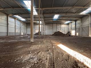 Deze ruime logistieke site in Harelbeke (kant Kortrijk) omvat 2765 m² magazijnruimte met 350 m² kantoorruimte. Dankzij de strategische ligging in...