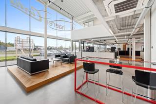Bent u op zoek naar een nieuw, ruim en multifunctioneel bedrijfspand? Deze indrukwekkende faciliteit biedt een ideale combinatie van een ruime showroom, volledig uitgeruste kantoren en een groot magazijn, perfect voor diverse bedrijfsactiviteiten. Het prachtige gebouw daterend uit 2020 beschikt over grote raampartijen wat voor een uitmuntende uitstraling zorgt. De oppervlakte van de gelijkvloerse ruimte dat perfect kan dienen als showroom/kantoren is 693m². De instapklare en flexibele ruimtes zijn voorzien van vergaderzalen, sanitair, airco, kitchenette, ... Daarnaast beschikt het ook over een magazijn van 800m² (vrije hoogte 7m). Ruime parking aanwezig. <br />Gelegen op een uitstekende locatie naast de A12, biedt dit pand maximale zichtbaarheid en bereikbaarheid.