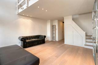 Dit prachtige appartement in de Jozef Suvéestraat biedt een unieke combinatie van historische charme en een sfeervolle, smaakvolle inrichting. Gelegen op een steenworp van het Koningin Astridpark, is dit de ideale opportuniteit voor wie op zoek is naar een karaktervolle en gezellige woonst in het hart van de Brugse binnenstad.<br /><br />Indeling van het appartement:<br /><br />Tweede verdieping:<br />° inkomhal met gastentoilet<br />° lichtrijke leefruimte met een kwalitatieve vloer en grote raampartijen<br />° geïnstalleerde keuken<br />° comfortabele slaapkamer aan de achterzijde van het gebouw<br />° badkamer voorzien van een bad en lavabomeubel<br />° mezzanine (boven de leefruimte)<br /><br />Een uniek appartement in het hart van Brugge met een speels ruimtegevoel dankzij de mezzanine. De toplocatie nabij de Vismarkt maken dit de perfecte opportuniteit voor wie onmiddellijk wil genieten van al het moois dat de binnenstad te bieden heeft.<br /><br />Hoewel het appartement momenteel onder de renovatieverplichting valt, is een aanzienlijke energetische opwaardering eenvoudig haalbaar. Uit simulaties blijkt dat door het vervangen van de huidige elektrische accumulatoren door een moderne warmtepomp, het EPC-label direct kan worden opgekrikt. Voor meer informatie over dit project of de energetische mogelijkheden kunt u uiteraard altijd contact met ons opnemen.<br /><br />Dit pand is onderworpen aan de renovatieverplichting van de Vlaamse overheid voor residentiële gebouwen (behoudens bij sloop binnen 6 jaar na de aankoop). Consulteer voor meer informatie de website van het Vlaams Energie- en Klimaatagentschap via https://www.vlaanderen.be/een-woning-kopen/renovatieverplichting-voor-residentiele-gebouwen<br /><br />Bestuursmaatregelen in het maatregelenregister: nee