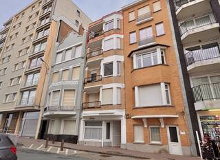 Bemeubeld dakappartement met zijdelings zeezicht vanop het balkon, vlakbij de winkels en het openbaar vervoer.Inkom, woonkamer met balkon, ingerichte...