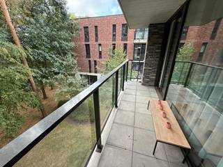 Serviceflat/asistentie-appartement gelegen in het afgesloten parkdomein 'Prins Kavelhof'.  Prins Kavelhof ligt vlakbij het centrum van Braschaat.  Het domein biedt diverse ontspanningsmogelijkheden, receptie, een eigen lunchrestaurant en ontspanningsruimte. <br />Het appartement is gelegen op de tweede verdieping van blok F.  Ook interessant als investering.<br /><br />Indeling :<br />Je betreedt het appartement via de inkomhal (+/- 8.5 m²- tegels) die links uitgeeft op het leefgedeelte en rechts op het slaapgedeelte.<br />De living geniet een oppervlakt van +/- 17 m² en is voorzien van tegels.  Âan de living grenst een terras van +/- 6.5 m² met een mooi groen uitzicht.<br />De open ingerichte keuken is voorzien van kasten, afwasbak, keramisch kookfornuis met dampkap, frigo met vriesvak, combi-oven, vaatwasser.  De aansluiting voor wasmachine en droogkast is voorzien in de berging (+/- 1.7 m²).<br />De slaapkamer heeft een oppervlakte van +/- +/-12.6 m² en is voorzien van laminaat.  De badkamer (+/- 4.5 m²) is voorzien van een tegelvloer, douche, lavabo en hangtoilet.<br /><br />Cv op gas individueel.<br />Videophone.<br /> 