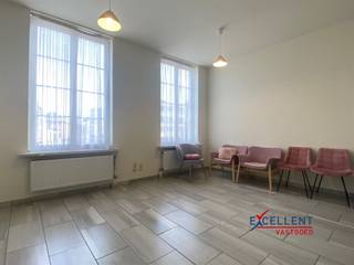 <p><span>Gelegen in het hart van Deinze, biedt deze commerciële ruimte een unieke kans voor ondernemers. Dit pand van 109 m² ademt charme en biedt volop mogelijkheden voor diverse zakelijke doeleinden.</span></p><p><span>Op de eerste verdieping wordt u verwelkomd in een lichte en ruime ontvangstruimte, perfect als wachtruimte of voor ontvangst van klanten. De zorgvuldig gekozen vloeren en de heldere wanden zorgen voor een frisse en uitnodigende uitstraling.</span></p><p><span>De open ruimte op de bovenverdieping biedt tal van mogelijkheden voor kantoorruimte of een studio. Grote ramen laten overvloedig natuurlijk licht binnen, wat bijdraagt aan een aangename werkomgeving.</span></p><p><span>De centrale ligging staat garant voor een uitstekende zichtbaarheid en bereikbaarheid. Het pand bevindt zich in een dynamische buurt met veel voetgangersverkeer, waardoor het zeer geschikt is als een dienstverlenend beroep of zelfs een co-working space.</span></p><p><span>Voor meer informatie contacteer ons via info@excellent-vastgoed.be of boek uw afspraak online.</span></p><p><span> </span></p>