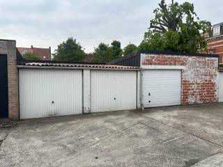 Centraal gelegen garage in het centrum van Veurne. Deze garage biedt een veilige en droge opslag- of parkeerplaats, ideaal voor wie op zoek is naar...