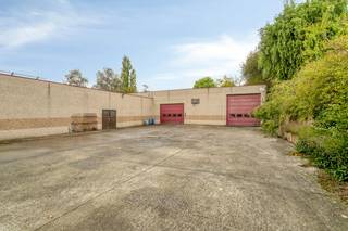 Deze eigendom omvat een magazijn van ca. 1.285 m² en een woning van ca. 284 m². Dit alles met een snelle verbinding richting de verschillende invalswegen. <br /><br />Magazijn:<br />Het magazijn (1.285 m²) is opgedeeld in drie hallen (315 m², 470 m² en 500 m²) met vrije hoogtes tussen 3,50 m en 4,50 m. Het gebouw is geïsoleerd en uitgerust met een polybetonvloer, lichtstraten, 3 x 220V, twee hoge poorten (4 m) en een aparte garage. Buiten ligt een verharde binnenkoer van 800 m² voor laden, lossen en parkeren. Extra troeven zijn de zonnepanelen (12.000 kWh/jaar met nog 10 jaar certificaten) en een regenwaterput van 40.000 liter.<br /><br />Indeling van de woning:<br />Gelijkvloers: <br />- inkomhal <br />- bureauruimte met directe verbinding naar het magazijn <br />- ruime leefruimte met een gezellige houthaard <br />- geïnstalleerde keuken met veranda <br />- wasruimte voorzien van aansluiting voor wasmachine en een extra douche<br />- droge kelder (35 m²) <br /><br />Eerste verdieping: <br />- 3 ruime slaapkamers <br />- badkamer voorzien van dubbele lavabo, douche en bad <br />- apart toilet <br /><br />De woning geniet van een zolderverdieping van ca. 150 m² waar de mogelijkheid is om een studio te creëren. <br /><br />Extra troeven: <br />- de woning beschikt over centrale verwarming, rolluiken en een zonneboiler <br /><br />Wenst u meer info over deze eigendom of wenst u een bezoek ter plaatse? Contacteer Alissia Dewitte (0472 18 64 21 - alissia.dewitte@dewaele.com) of Wessel Audoor (0472 18 39 13 - wessel.audoor@dewaele.com)<br /><br />Bestuursmaatregelen in het maatregelenregister: nee