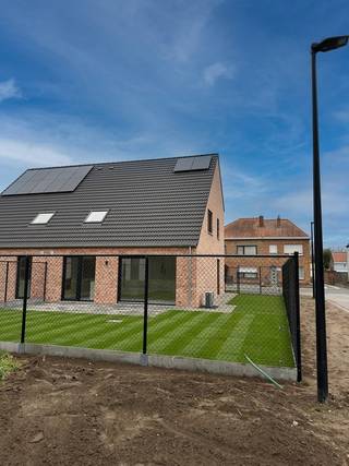 Hectaar bouwt 12 nieuwbouwwoningen in de Rooiveldstraat in Waardamme, een groene deelgemeente van Oostkamp. <br />Het project heeft een gunstige locatie met de E403 en E40 in de nabijheid, wat vlotte verbindingen garandeert.<br />Profiteer anderzijds van een lichtrijke woning met zuidoostelijke oriëntatie en alle voorzieningen in de buurt.<br /><br /><strong>Lot 04: </strong><br />Met een bewoonbare oppervlakte van 150,87 m² geniet u van lichtrijke en open ruimtes, ingedeeld als volgt:<br />Gelijkvloers: inkomhal met apart gastentoilet, lichtrijke leefruimte met open keuken (42,78m²) en een inpandige garage. <br />Verdieping: nachthal met apart toilet, 3 ruime slaapkamers (12m² - 13m² - 14,80m²), badkamer met ligbad, douche en dubbel lavabomeubel. <br />Zolder te bereiken via een zolderluik. <br /><br /><strong>Extra troeven </strong>
<ul>
<li>Lucht-water warmtepomp</li>
<li>Laminaat in de nachthal en slaapkamers</li>
<li>Volledig geschilderd en voorzien van verlichting</li>
<li>Inclusief tuinaanleg en omheining</li>
<li>Zonnepanelen</li>
<li>Regenwaterput (7.500l) aangesloten op toiletten, wasmachine en buitenkraan</li>
</ul>
<br /><strong>Oplevering is voorzien najaar 2025.</strong><br /><br />Bent u geïnteresseerd in deze halfopen nieuwbouwwoning? <br />Neem contact met ons op voor meer informatie of plan een afspraak in op ons kantoor te Roeselare.