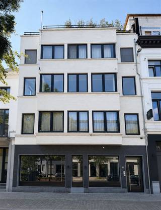 Op zoek naar een inspirerende werkplek op een toplocatie? Dit stijlvolle loftkantoor van circa 212 m² bevindt zich op het bruisende Eilandje, een van de meest gegeerde buurten van Antwerpen.De kantoorruimte combineert een open, karaktervolle uitstraling met een prachtig uitzicht op het water en het iconische MAS. Dankzij de instapklare afwerking kunt u hier meteen aan de slag.Het kantoor beschikt over een uitgeruste keuken, sanitair en een douche. Een lift en trap zorgen bovendien voor optimaal comfort en een vlotte toegankelijkheid.Op wandelafstand vindt u tal van populaire horecazaken en voorzieningen, waaronder Crèmerie Germaine, Den Tros, U Eat & Sleep en De Burgerij. De levendige sfeer, uitstekende bereikbaarheid en unieke ligging aan het water maken dit kantoor tot de ideale uitvalsbasis voor een onderneming die op zoek is naar uitstraling, comfort en inspiratie.