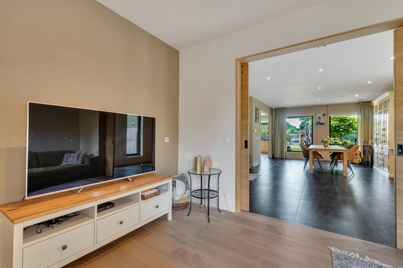 INSTAPKLARE GEZINSWONING MET 4 SLAAPKAMERS, ZWEMBAD EN PRACHTIGE TUIN OP 609M2 TE MAASMECHELEN - foto 5