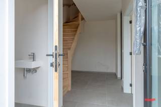 Het zoveelste nieuwbouwproject in Ravels, zeg je?<br /><br />Oké. Point taken. Maarrr soms heb je van die projecten die er echt wel uitspringen. <br />En dit is er zo eentje.<br /><br />Klinkt weer als het typische makelaarspraatje zeker? Niet dus.<br />Deze 7 nieuwbouwwoningen doen het namelijk net even wat anders dan anders:<br /><br />- Geen 7 smalle duplicaatjes naast elkaar, maar een eigentijdse architectuur die de landelijke omgeving niet verstoort. Een speelse indeling, maar met een hele mooie flow.<br /><br />- Deze aannemer zet graag de puntjes op de i. Van de hippe stalen deuren in de woonkamer tot de volledige aanleg van de voortuin; alles werd met oog voor detail afgewerkt. Een totaalplaatje dus.<br /><br />- Geen klassieke hoogbouw, maar een eigentijds interieur waar veel gespeeld wordt met licht en lucht.<br /><br />- Extreem energiezuinige afwerking, met warmtepomp, vloerverwarming én -koeling, zonnepanelen, hoogrendementsglas, topisolatie,… <br />Goed voor het milieu én voor je portemonnee.<br /><br />- Een absolute toplocatie: met de bossen letterlijk om de hoek - heb je dat uitzicht op de hertjes gespot? - maar ook op fietsafstand van de dorpskern van het mooie Ravels.<br /><br />Woning 3 is je favoriet, zeg je? Dat snappen we.<br /><br />Deze beschikt namelijk over maar liefst 4 (!) slaapkamers. Verder heeft ‘ie een grondoppervlakte van 326 m², een bewoonbare oppervlakte van 170m², en een carport met eigen berging achteraan op het terrein. Graag nog een 2de parkeerplaats erbij? No problemo, dat kunnen we voor je regelen.<br /><br />Staat dit stulpje hoog op je verlanglijstje, maar wil je stiekem graag ook 1 van de andere 7 woningen bezoeken? No worries, we zetten met plezier de deuren van alle huizen voor je open. <br /><br />Graag hierover meer weten? Bel ons, mail ons, schrijf ons.<br /><br />By the way: dit project wordt verkocht onder 21% BTW op de constructie, en 12% registratierechten op de grond.