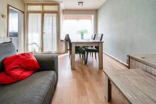 Appartement avec 3 chambres à coucher et garage à Sint-NiklaasVous êtes à la recherche d'un appartement spacieux et lumineux au cœur de Saint-Nicolas ? Ce bel appartement, situé dans la Peter Benoitstraat, offre tout le confort et l'espace dont vous avez besoin. Avec ses trois chambres à coucher, cet appartement est idéal pour les familles, les couples ou les investisseurs. L'espace de vie bénéficie de la lumière naturelle et est relié à une cuisine fonctionnelle. De plus, l'appartement dispose d'une salle de bain soignée, de toilettes séparées et de nombreux espaces de rangement.Le garage box est un atout supplémentaire, car il permet de se garer en toute sécurité et commodité. De plus, l'appartement est idéalement situé, à proximité des commerces, des écoles, des transports en commun et des principales voies d'accès.Pour plus d'informations ou une visite : britt@immodeprins.be ou appelez le 03/500 14 16