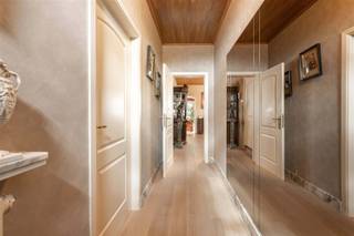 <p><span><strong>KIJKDAG DI 28/04 | RUIME WONING MET OPSLAGPLAATS OP 601M² TE ROESELARE</strong></span><br /><span>Ben je op zoek naar een ruime woning op een centrale, doch rustige ligging maar wil je niet inboeten qua ruimte? Dan is dit je kans! </span><br /><span>Deze ruime woning met opslagplaats is gelegen in de Karabiniersstraat op goeie bereikbare locatie (op 1km van R32) te Roeselare doch met uiterst rustige ligging. Met een bewoonbare oppervlakte van maar liefst 174m², geniet men een ruime leefruimte en keuken, 4 slaapkamers, garage en een opslagplaats van 90 m². Ideaal als opslag, atelier, hobby of polyvalente ruimte. Kijkdag op afspraak dinsdag 28 april, mail of bel om jouw afspraak vast te leggen.</span></p><p><span><strong>INDELING: </strong></span><br /><span>We komen binnen in de inkomhal met toegang tot een eerste slaapkamer en de leefruimte. De leefruimte biedt voldoende plaats voor een ruime zithoek en eetplaats en biedt een mooi zicht op de tuin. In de leefruimte kan men tevens genieten van een gezellige houtkachel die voor extra warmte en gezelligheid kan zorgen. Aansluitend vinden we de keuken (koelkast | oven | spoelbak | vaatwasmachine | kookplaat | dampkap) met voldoende plaats voor een ruime ontbijthoek, de badkamer met zowel bad als douche en het afzonderlijk toilet. Achterliggend bevindt zich nog de wasplaats en een tweede toilet. Vanuit de tuin is er doorgang naar de garage van 25 m² en de opslagplaats van maar liefst 90m². Ideaal als opslag, atelier, hobby of polyvalente ruimte. Dit deel is aangebouwd in 1970. Verder is er een zonnige tuin met aangelegd terras. Deze is volledig afgesloten en ingevolge kindvriendelijk. </span><br /><span>Op het eerste verdiep is er een nachthal met toegang tot 3 slaapkamers en een extra zolderkamer. Tot slot is er tevens een droge kelder voorzien.</span></p><p><span><strong>TROEVEN:</strong> </span><br /><span>- 4 slaapkamers</span><br /><span>- Opslagplaats van 90m²</span><br /><span>- Perceel van 601m²</span><br /><span>- Topligging</span></p>