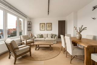 <p><strong>Knokke: Luxueus gerenoveerd 2-slaapkamerappartement te koop met open zicht over de villa's. </strong><br /><br />Dit prachtig afgewerkte appartement, gelegen op de derde verdieping van de prestigieuze Winston Churchilllaan 29 in Knokke, combineert comfort, stijl en een toplocatie.</p>

<p>Het appartement werd volledig gerenoveerd en instapklaar afgewerkt. Met een open zicht op de elegante villa’s in de omgeving geniet u hier van een rustige en lichtrijke sfeer en toch vlakbij het centrum. De volledige inrichting wordt inclusief meubilair verkocht, waardoor u meteen kunt genieten van het volledige comfort zonder bijkomende zorgen.<br /><br /><strong>Indeling: </strong><br />Ruime inkomhal met vestiaire, gastentoilet, lichtrijke leefruimte met open zicht over de villa's, volledig ingerichte keuken voorzien van Miele toestellen en maatkasten, masterbedroom met ensuite badkamer met ruime inloopdouche en lavabo in meubel met toegang tot het zonnig terras, tweede slaapkamer met douche en lavabo en wederom toegang tot het terras, buitenberging en kelderberging. </p>
<strong>Troeven: </strong>

<ul><li>Luxueuze afwerking en hoogwaardige materialen (eiken parketvloer, maatkasten).</li><li>Toplocatie met open zicht over de villa's - Winston Churchilllaan vlakbij de Dumortierlaan en de Lippenslaan.</li><li>Op 5 min wandelen van winkels, strand, restaurants, ...</li><li>Privatieve kelder.</li><li>Gemeenschappelijke fietsenberging. </li></ul>
<strong>Voor een bezoek of meer informatie contacteer Ayita op 0496 13 43 12. of per mail ayita@eraservimo.be</strong>