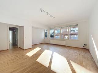 À la frontière d’Ixelles et de Watermael-Boitsfort, dans une rue calme et agréable, cet appartement bénéficie d’un emplacement stratégique...