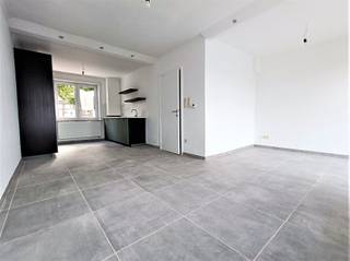 In deze groene, boomrijke straat met een leuk speelplein op het einde, bieden we deze van kop tot teen vernieuwde, knusse woning mét tuin aan...