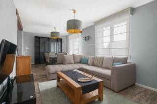 Deze woning met praktijkruimte/winkel is perfect voor wie wonen en werken wil combineren.  U heeft hier scholen, winkels en openbaar vervoer...