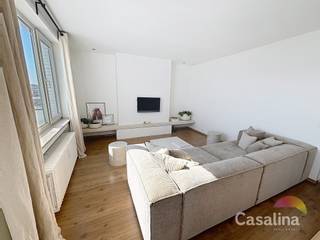 Casalina Real Estate biedt exclusief te koop aan: een gezellig en licht PENTHOUSE met één slaapkamer en een zuidoostgericht terras van 23 m².Met een...