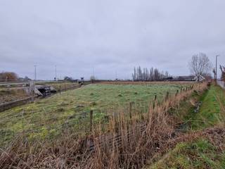 Terrain à vendre, situé dans une zone agricole. Superficie totale d'environ 1648m². Accessibilité facile via plusieurs routes d'accès.