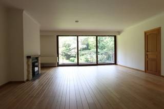 Ruim appartement van 125m² in residentieel domein Hof van Acaria, op wandelafstand van winkels en openbaar vervoer.  Inkomhal met gastentoilet, ruime woonkamer met toegang naar terras met prachtig zicht op het domein, keuken ingericht met toestellen, 2 slaapkamers, waarvan hoofdslaapkamer is voorzien van eigen badkamer (ligbad, dubbele wastafel en toilet), aparte douchekamer (douche en wastafel), berging/wasplaats.  Ondergronds is een autostaanplaats en private berging inbegrepen.  Gemeenschappelijke provisie van 350 Euro (verwarming, water, onderhoud gemene delen, lift, elektriciteit gang).