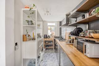<p>Te koop: gesloten gezinswoning in de Nokerstraat, gelegen in het hart van Mechelen.</p>

<p> </p>

<p>Deze woning uit 1991 combineert een gunstig EPC-label B met een praktische achteringang en een centrale ligging in het bruisende stadscentrum. Op wandelafstand vind je scholen, winkels en openbaar vervoer. De woning biedt een comfortabele indeling en een aangename tuin, ideaal voor gezinnen die stadsleven en rust willen combineren.</p>

<p> </p>

<p>Belangrijkste ruimtes:<br />• Inkomhal met vestiaire<br />• Toilet met handenwasser<br />• Keuken<br />• Eetkamer<br />• Woonkamer<br />• 3 slaapkamers<br />• Badkamer met ligbad, toilet en dubbele wastafel in meubel<br />• Terras<br />• Tuin met tuinhuis</p>

<p> </p>

<p>Troeven:<br />• Energiezuinig EPC-label B<br />• Handige achteringang<br />• Centrale ligging in Mechelen</p>

<p> </p>

<p>Neem vandaag nog contact op met je ERA-makelaar voor een bezoek.</p>

<p> </p>

<p>JOUW DROOMHUIS. ZO GEVONDEN!</p>