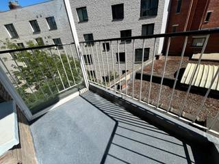 <span><p><span>In hippe woonbuurt nabij oud justitiepaleis appartement met 2 slaapkamers en terras aan achterzijde. Living aan voorzijde op parket met keuken en badkamer (ligbad). Ruime inkomhal met vestiaire en gastentoilet. Op 5 min. van invalswegen en op wandelafstand van winkels - scholen en openbaar vervoer. Voor snelle beslissers!<br /></span></p></span>