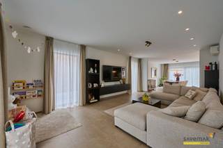 <p><span>Découvrez cette belle maison située à l'extrême sud de Lommel, où l'espace et le confort moderne vont de pair. Avec cinq chambres spacieuses, cette maison familiale offre de nombreuses possibilités pour une grande famille ou des invités. </span></p><p><span> </span></p><p><span>La maison a une surface habitable de 187m² sur un terrain généreux de 617m², offrant un sentiment de liberté et d'intimité. Grâce aux panneaux solaires sur le toit et à une isolation de haute qualité, cette maison est non seulement élégante, mais aussi économe en énergie.</span></p><p><span> </span></p><p><span>Entrez dans l'espace de vie lumineux et ouvert, où les finitions modernes et les lignes épurées créent une ambiance contemporaine. Le salon, qui respire la convivialité, est l'endroit idéal pour se détendre en famille ou entre amis.</span></p><p><span> </span></p><p><span>La cuisine est une véritable pièce maîtresse avec ses appareils modernes et son design élégant. C'est l'endroit idéal pour préparer de délicieux repas tout en profitant de la vue sur le jardin.</span></p><p><span> </span></p><p><span>Les chambres à coucher de bon goût offrent beaucoup d'espace et de confort, idéal pour le repos et l'intimité. </span></p><p><span> </span></p><p><span>Le jardin spacieux offre des possibilités infinies : d'un barbecue confortable avec des amis à un café matinal tranquille à l'air frais. </span></p><p><span> </span></p><p><span>Qui est prêt à faire ses valises et à emménager dans cette belle maison ?</span></p><p><span> </span></p>