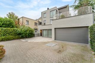 Dit kwaliteitsvolle appartementsgebouw met twee wooneenheden, gelegen in het hart van Hasselt, biedt een uitzonderlijke combinatie van...