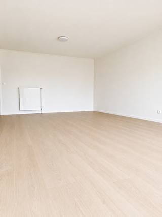 Dit verzorgd en instapklaar appartement combineert een frisse, moderne uitstraling met een praktische indeling en aangename lichtinval.De leefruimte...